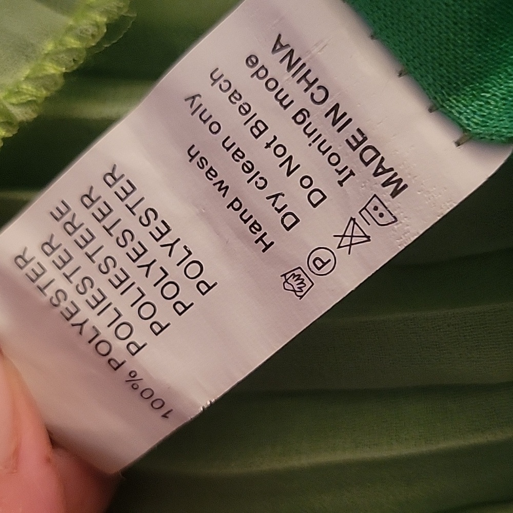 Elegant Green Pleated Top with Pearl Detail - Picture 7 of 7